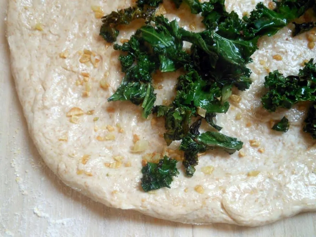 garlicky kale pizza