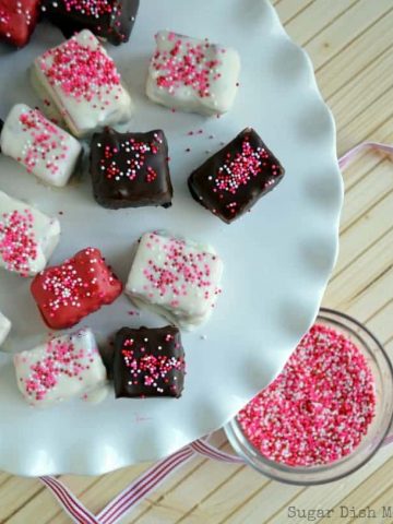 Chocolate Covered Strawberry Cheesecake Bites from www.sugardishme.com