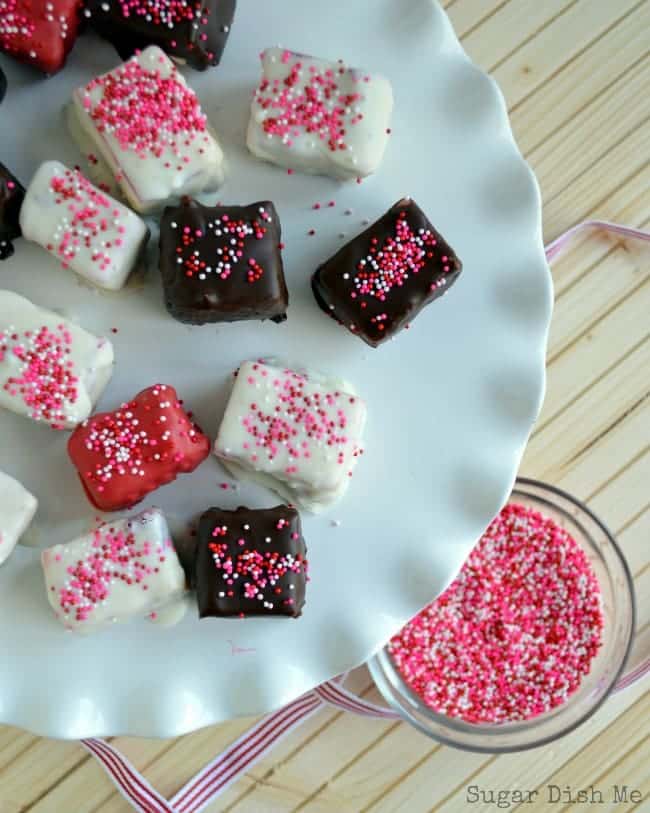 Chocolate Covered Strawberry Cheesecake Bites from www.sugardishme.com