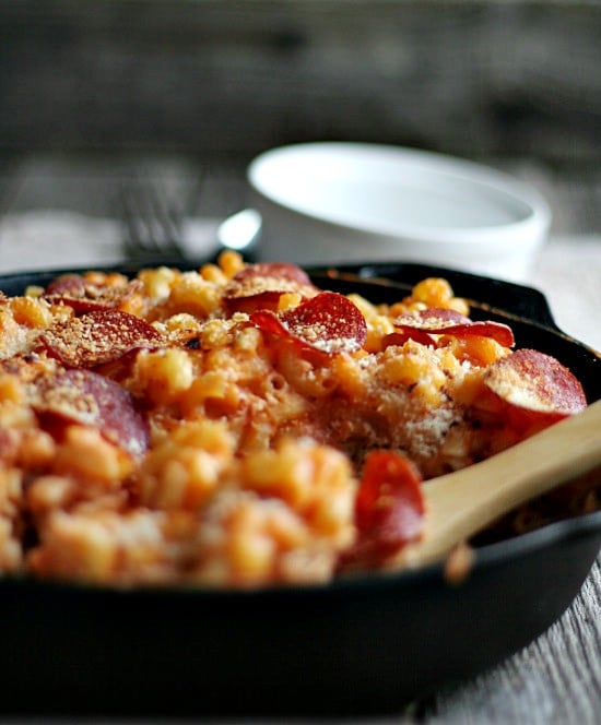 Skillet Mac 'n' Cheese Pizza Style via Heather's French Press