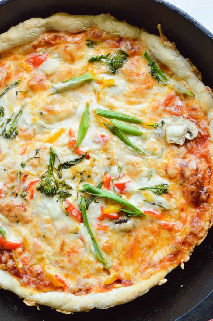 https://www.sugardishme.com/wp-content/uploads/2019/05/20-Minute-Skillet-Pizza-with-Veggies-From-Scratch.jpg